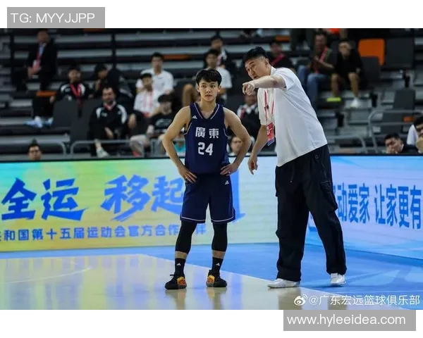 中国男篮双星联手贡献40分朱正关键失误影响比赛郇斯楠表现亮眼砍下16分6盖帽